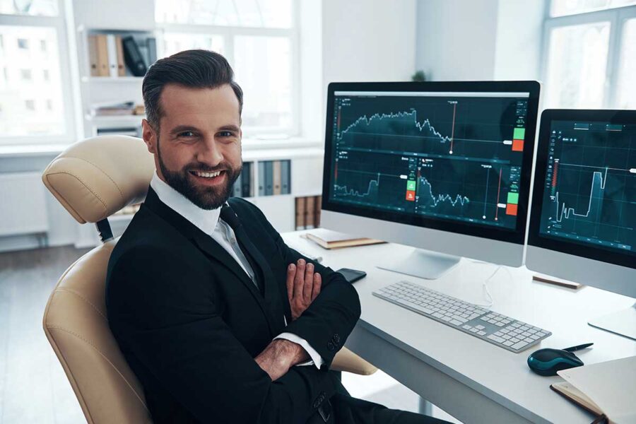 Un trader pendant sa mission d'analyse des marchés, à son bureau