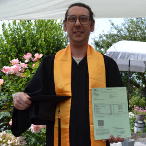 Portrait de Richard Gressier diplômé du DCG de l'ENCg avec son bulletin officiel
