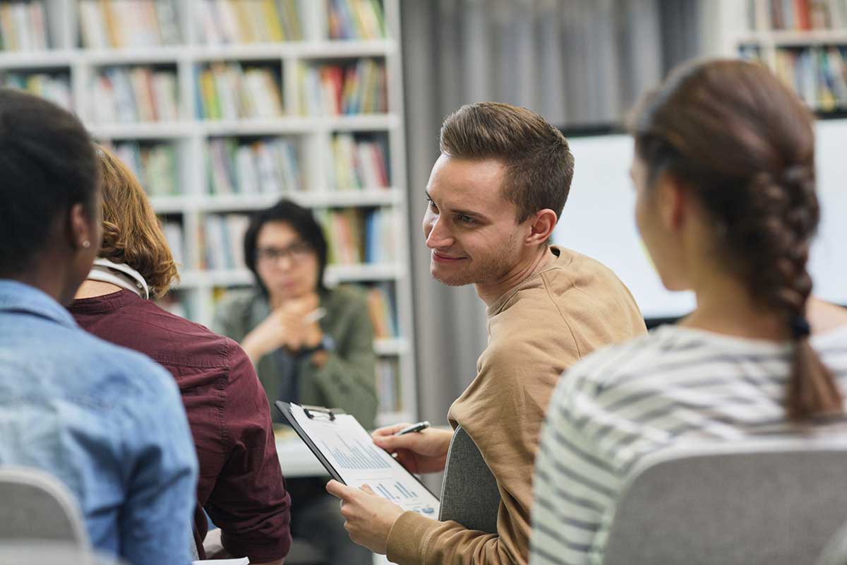 Un jeune homme suit le programme du DSCG avec d'autres étudiants.