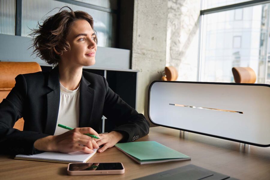 Une femme cherche une reconversion après avoir travaillé dans les ressources humaines.