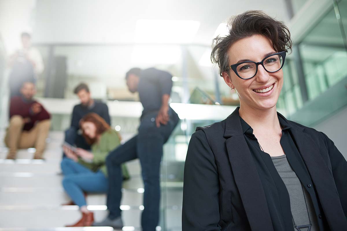 Une femme prête à démarrer une reconversion comptable après son licenciement économique.