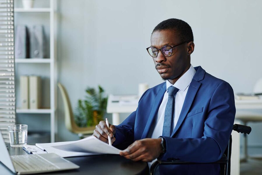 Un homme choisit sa formation pour sa reconversion en gestion.