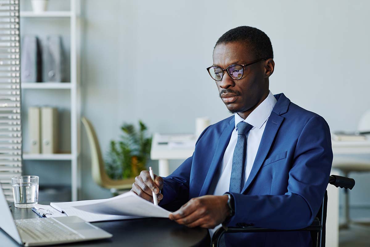Un homme choisit sa formation pour sa reconversion en gestion.
