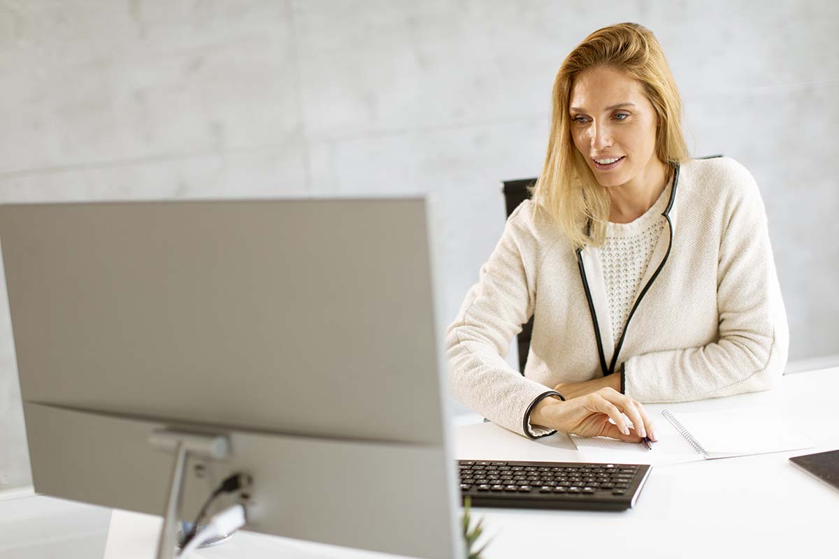 Une femme commence une reconversion en gestion des risques en ligne.