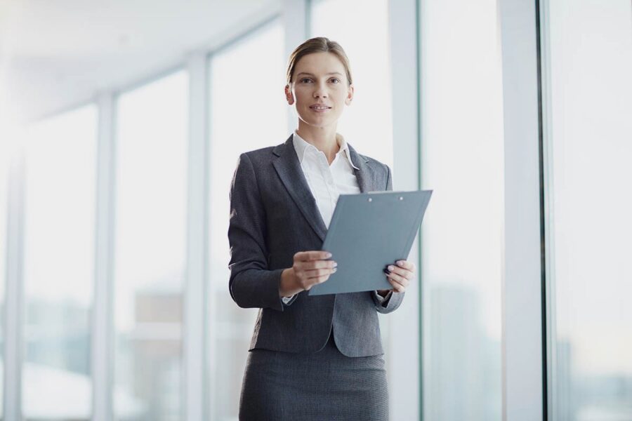 Une femme envisage une reconversion en contrôleur de gestion.