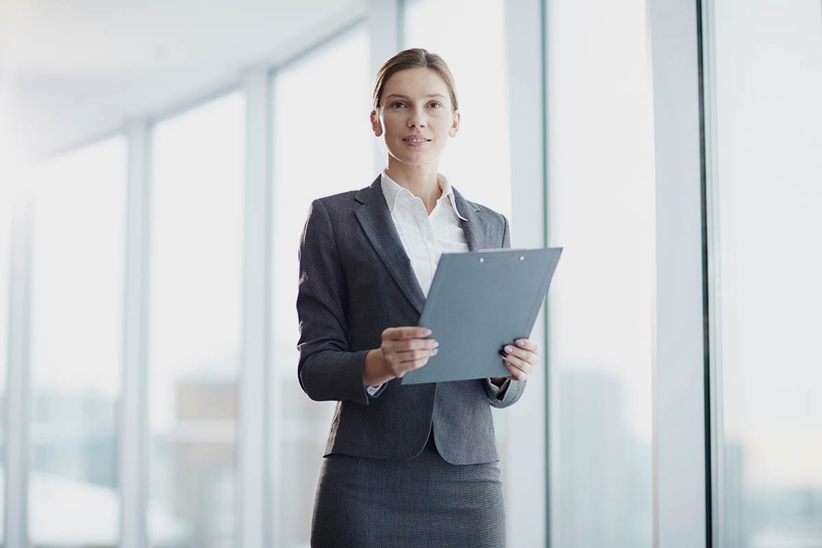 Une femme envisage une reconversion en contrôleur de gestion.