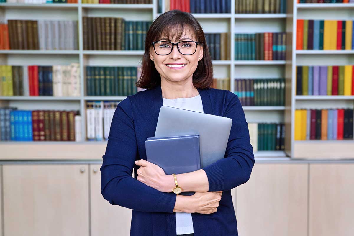 Une femme prête à prendre des cours pour sa reconversion dans les ressources humaines.