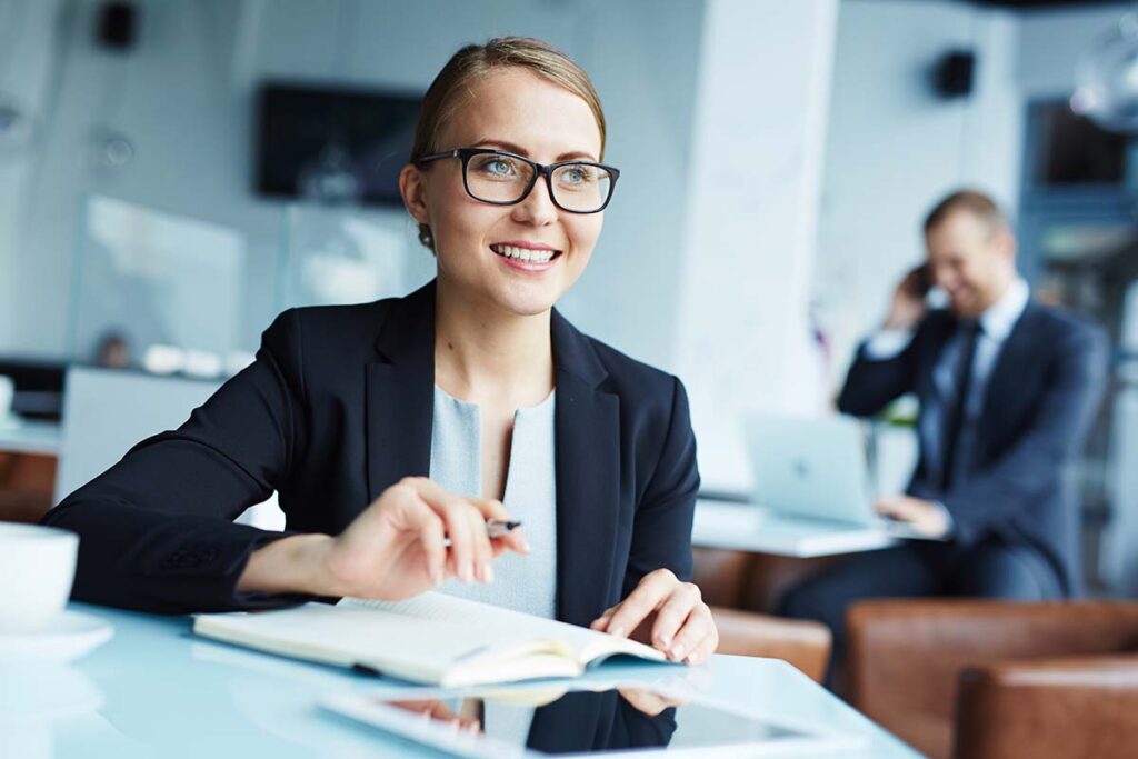 Une femme responsable comptabilité fournisseurs pense à évoluer en tant que manager et regarde les formations.