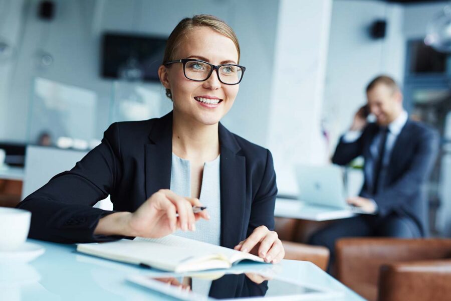 Une femme responsable comptabilité fournisseurs pense à évoluer en tant que manager et regarde les formations.