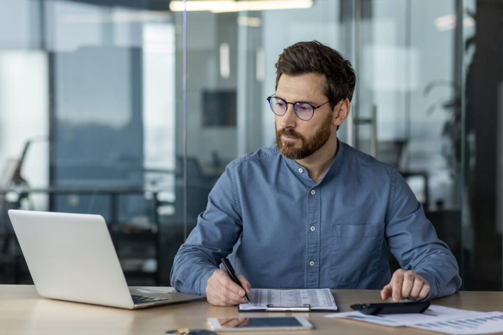 Homme étudiant le salaire trésorier qu'il pourra toucher.