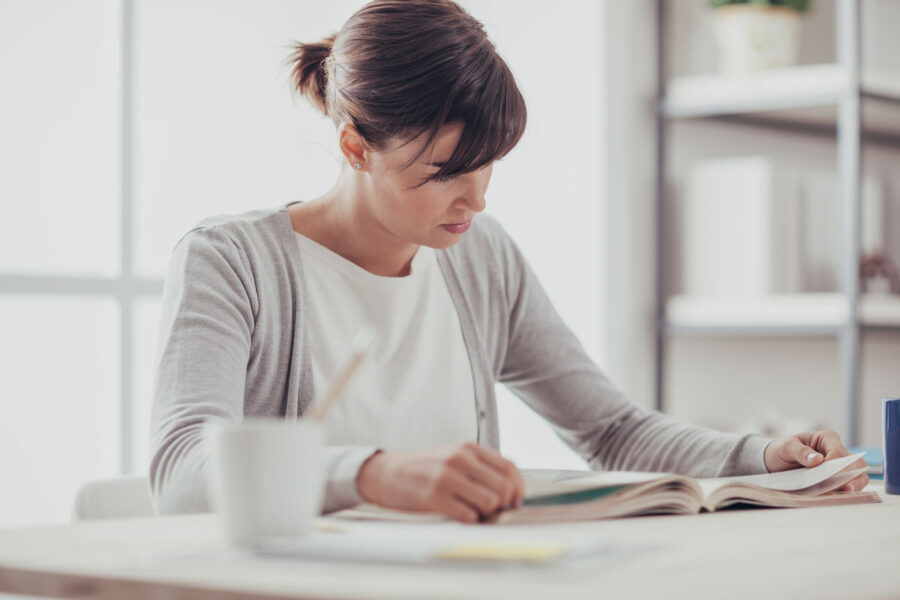 Apprenante vérifiant combien de temps pour se former en comptabilité