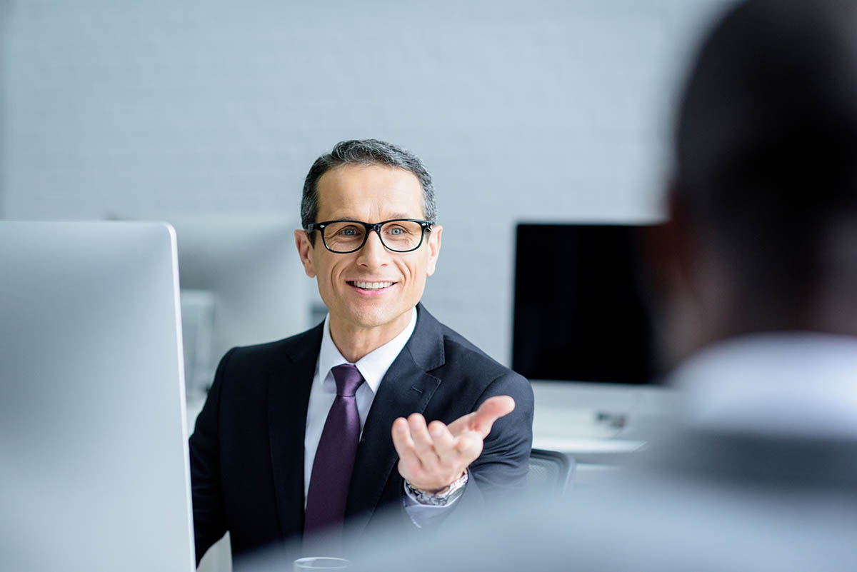 Un gestionnaire de paie, après l'évolution de son métier, conseille les salariés de son entreprise.