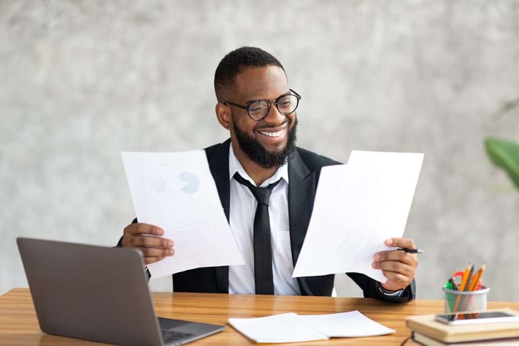 Un trader rédige sa lettre de motivation à l'aide d'un modèle de l'ENCG.