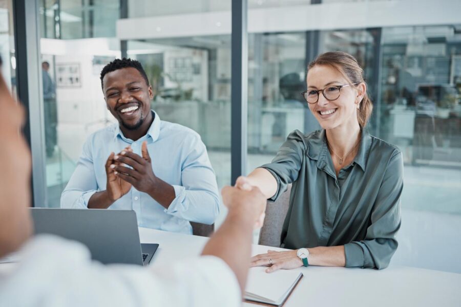 Recruteurs en train de recevoir des candidats pour un recrutement en comptabilité en 2026
