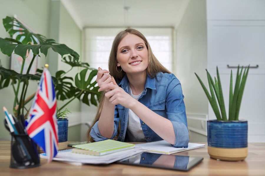 Une étudiante intègre l'anglais dans sa formation pour accélérer son évolution dans les métiers RH.