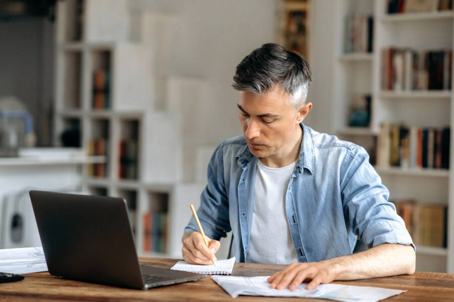 Apprenant en train de réviser pour ses examens avec les sujets zéros dcg 2026