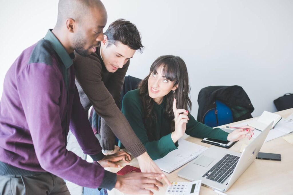 Employeurs en train de vérifier la prise en charge alternance rentrée 2026 avant de recruter un apprenti