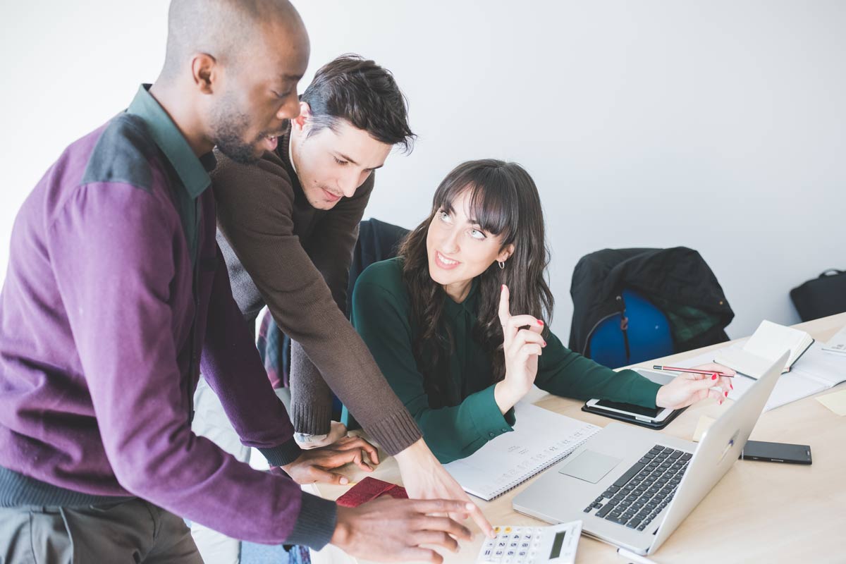 Employeurs en train de vérifier la prise en charge alternance rentrée 2026 avant de recruter un apprenti