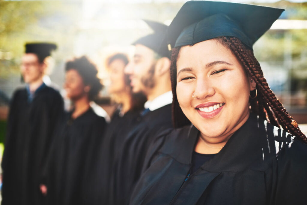 Étudiante diplômée en comptabilité grâce aux dispenses dcg dscg liste 2026