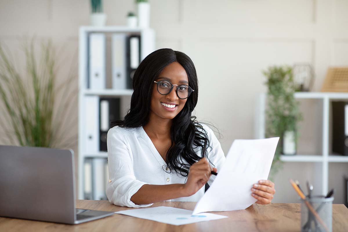 Une femme contrôleur de gestion rédige sa lettre de motivation.