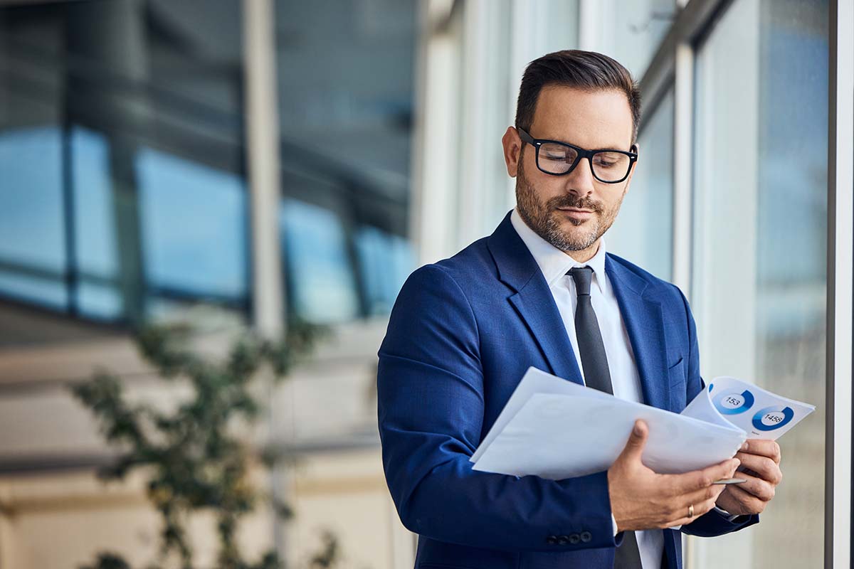 Un homme auditeur interne doté d’un esprit d’analyse