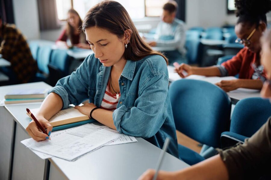 Apprenante en examen se demandant s'il existe des rattrapages DCG