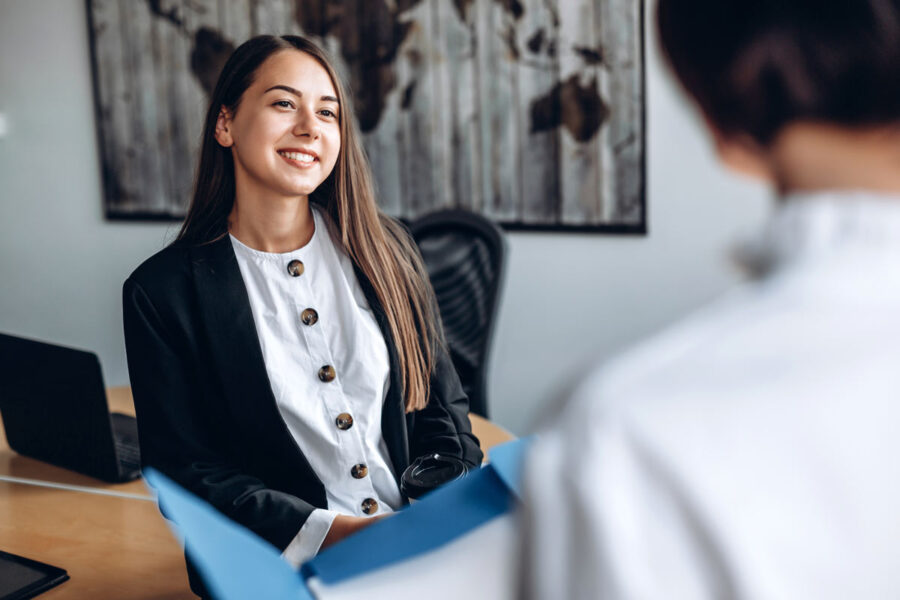 Femme demandeuse d'emploi en train de vérifier avec son conseiller le financement formation comptabilité France Travail 2026